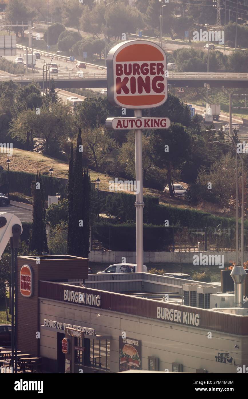 Burger King Fast food Restaurant avec une signalisation lumineuse près de l'autoroute par une journée ensoleillée dans un paysage urbain à Madrid Banque D'Images