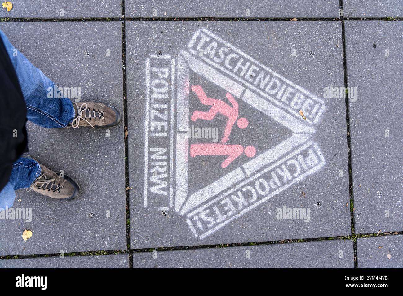 Mise en garde contre les pickpockets, pulvérisés sur le trottoir, action de la police de la NRW, en des points particulièrement vulnérables, comme ici au train Drachenfels Banque D'Images