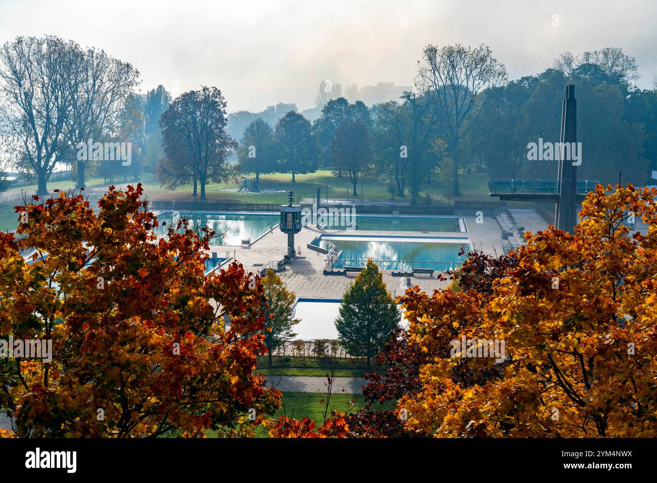 Le Römerbad, piscine extérieure à Bonn-Castell, directement sur le Rhin, fermé après la saison estivale, automne, Bonn, NRW, Allemagne Banque D'Images