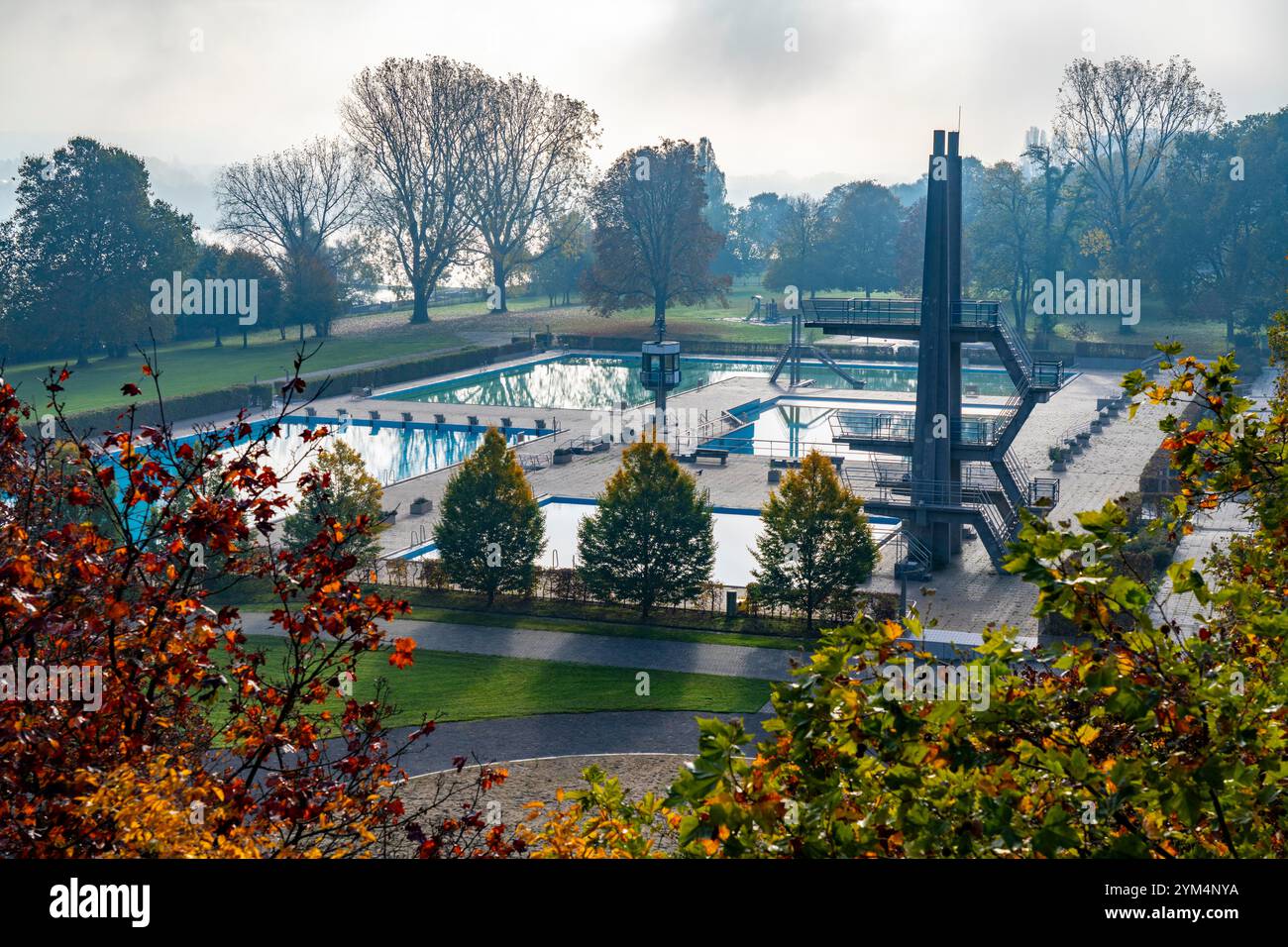Le Römerbad, piscine extérieure à Bonn-Castell, directement sur le Rhin, fermé après la saison estivale, automne, Bonn, NRW, Allemagne Banque D'Images