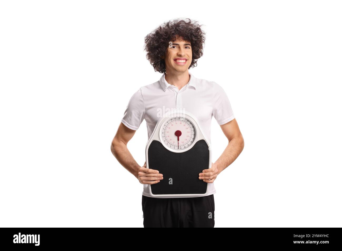 Jeune homme en t-shirt blanc tenant une échelle de poids isolé sur fond blanc Banque D'Images