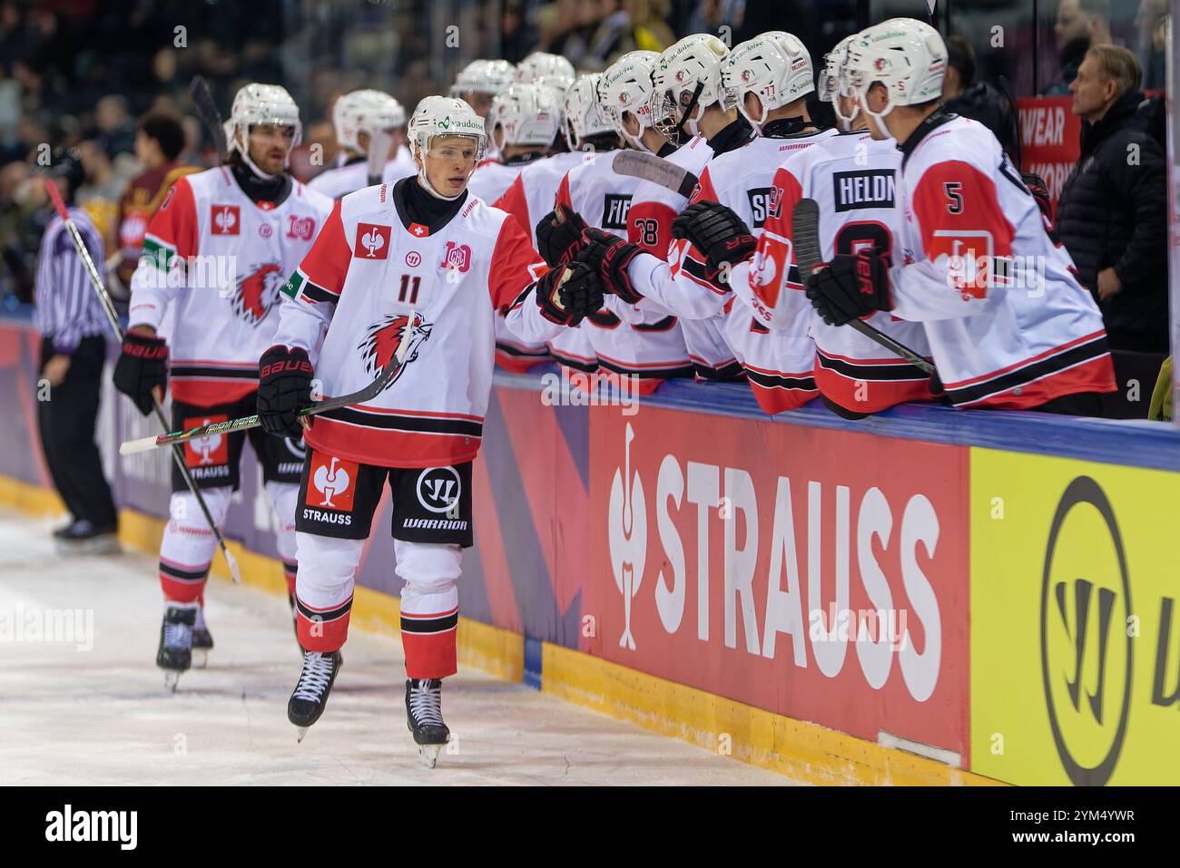 Genève, Suisse. 20 novembre 2024. Genève, Suisse, 20 novembre 2024 : Antti Suomela (11 HC Lausanne) fête avec ses coéquipiers lors du match de la Ligue des Champions entre Geneve-Servette HC et HC Lausanne aux Vernets de Genève, Suisse (Giuseppe Velletri/SPP) crédit : SPP Sport Press photo. /Alamy Live News Banque D'Images