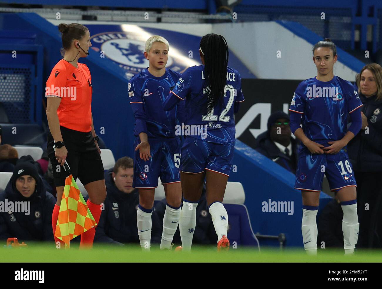 Londres, Royaume-Uni. 20 novembre 2024. Ashley Lawrence (R) de Chelsea remplace Lola Brown de Chelsea lors du match de l'UEFA Womens Champions League à Stamford Bridge, Londres. Le crédit photo devrait se lire : Paul Terry/Sportimage crédit : Sportimage Ltd/Alamy Live News Banque D'Images