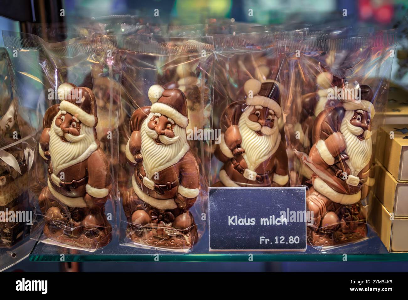 Une exposition festive de figurines de chocolat au lait de Noël en forme de Père Noël ou Klaus dans un magasin de chocolat artisanal à Bâle, en Suisse Banque D'Images