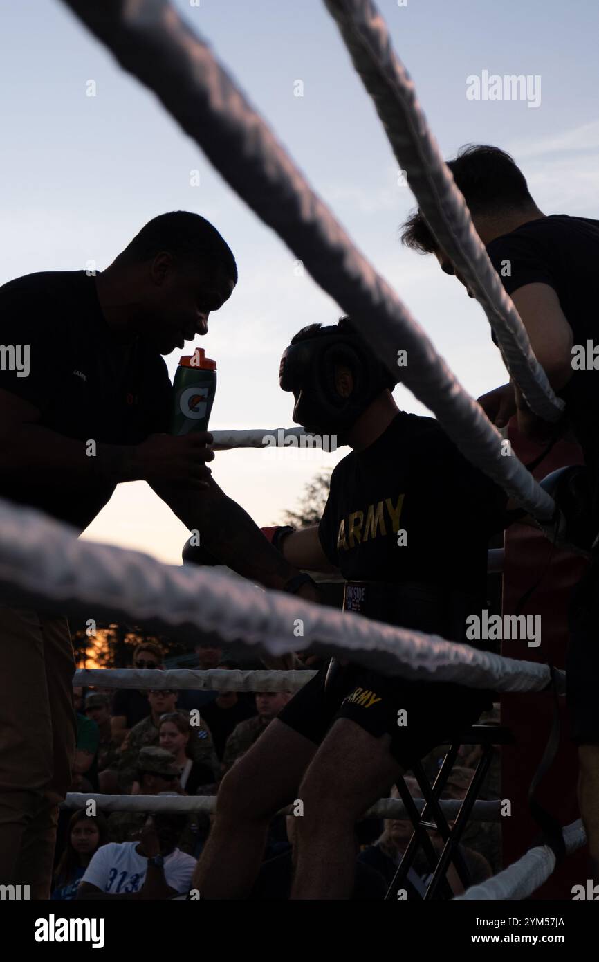 Un soldat affecté à la 3rd Infantry Division est assis dans son coin après la fin d'une ronde de boxe pendant la Marne week du 18 novembre 2024, à Fort Stewart, en Géorgie. Marne Fight Night est l'une des nombreuses compétitions organisées pendant la Marne week, qui sert de moment pour mettre en valeur la ténacité et l'esprit combatif des soldats de la face de chien à travers la compétition. (Photo de l'armée américaine par le sergent Anthony Ford) Banque D'Images