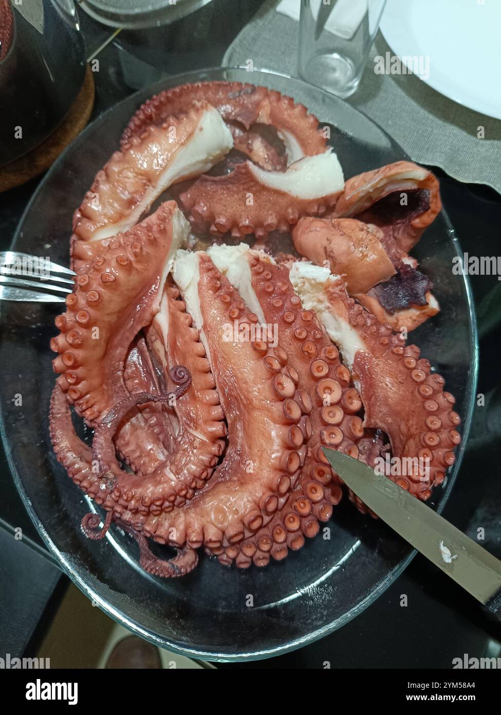 Poulpe ultra-congelé cuit dans de l'eau bouillante pendant 40 minutes. Gastronomie et plats typiques du Portugal. Banque D'Images