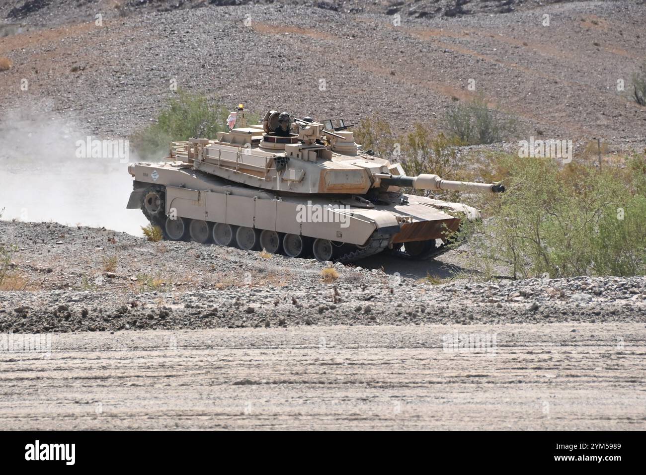 Les essais au sol Yuma de l'armée américaine ont touché pratiquement tous les aspects du char de combat principal M1, dans une variété de situations qui simulent les conditions moins qu'idéales que les soldats pourraient rencontrer au combat. L’exemple le plus récent est un test visant à vérifier le nouveau logiciel de commande de tir destiné à améliorer la vitesse et la précision du canon de 120 mm, des mitrailleuses de calibre .50 et 7,62 et des lance-grenades de la plate-forme, tout en veillant à ce que d’autres aspects des performances du véhicule ne soient pas dégradés. Banque D'Images