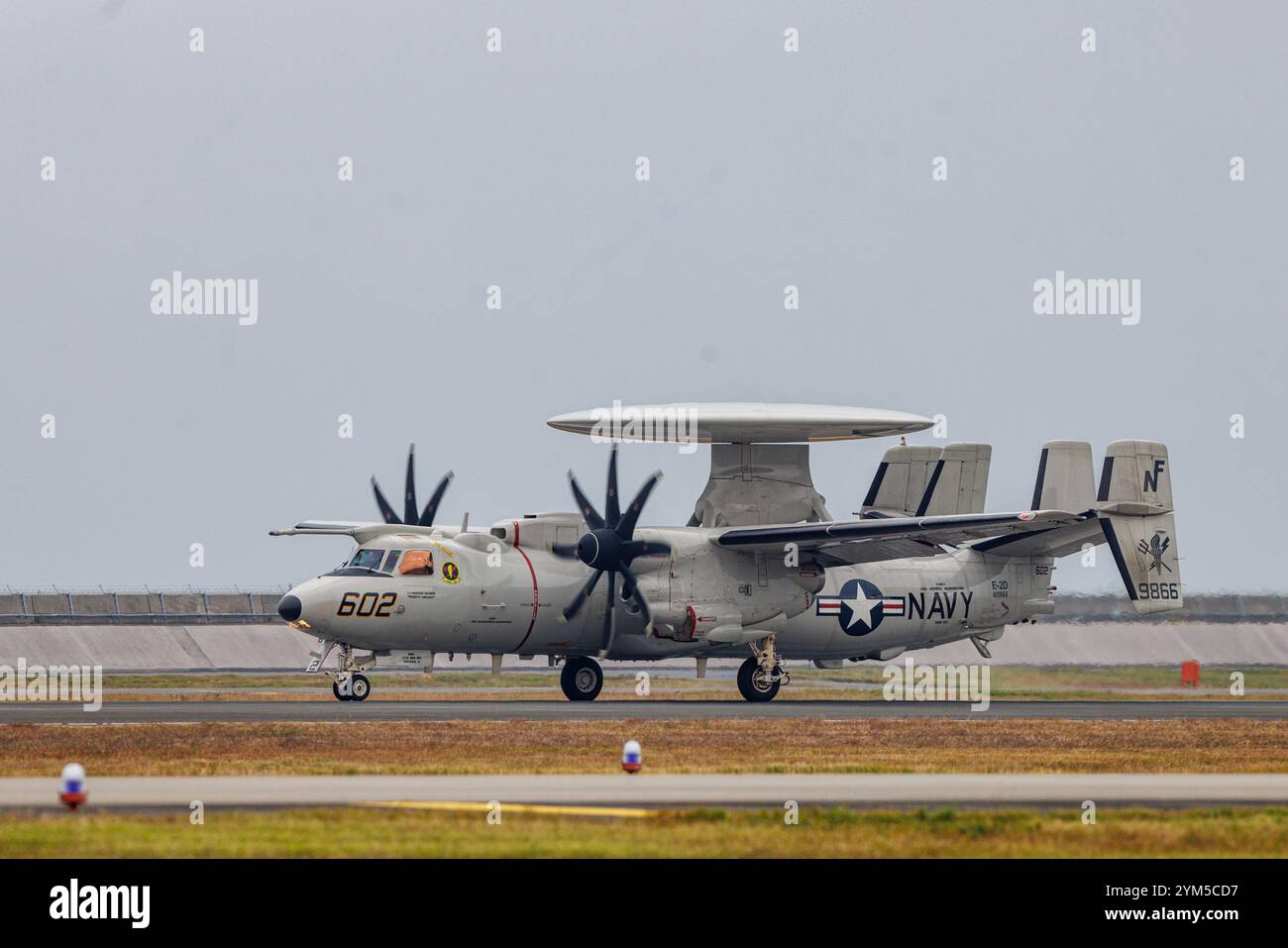 Un avion E-2D de l'US Navy avec l'escadron de commandement et de contrôle aéroporté (VAW) 125, Carrier Air Wing (CVW) 5, atterrit à la Marine corps Air Station Iwakuni, J Banque D'Images