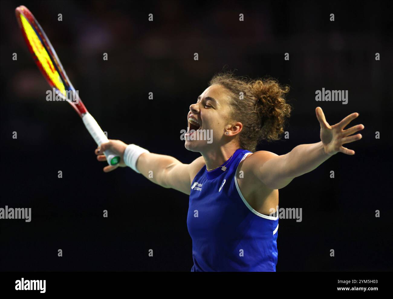 Malaga, Espagne. 20 novembre 2024. Jasmine Paolini, de Team Italy, célèbre après avoir remporté le match contre la slovaque Rebecca Sramkova lors de la finale de la Billie Jean King Cup, au Palacio de Deportes Jose Maria Martin Carpena Arena à Malaga. Crédit : Isabel Infantes/Alamy Live News Banque D'Images