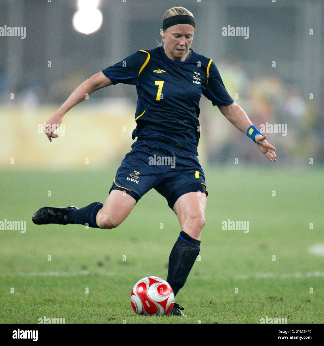 TIANJIN, CHINE - 6 AOÛT : la suédoise Sara Larsson a lancé un tir lors d'un match du Groupe E contre la Chine au tournoi de football féminin des Jeux Olympiques de Beijing le 6 août 2008 à Tianjin, Chine. Usage éditorial exclusif. (Photographie de Jonathan Paul Larsen / Diadem images) Banque D'Images
