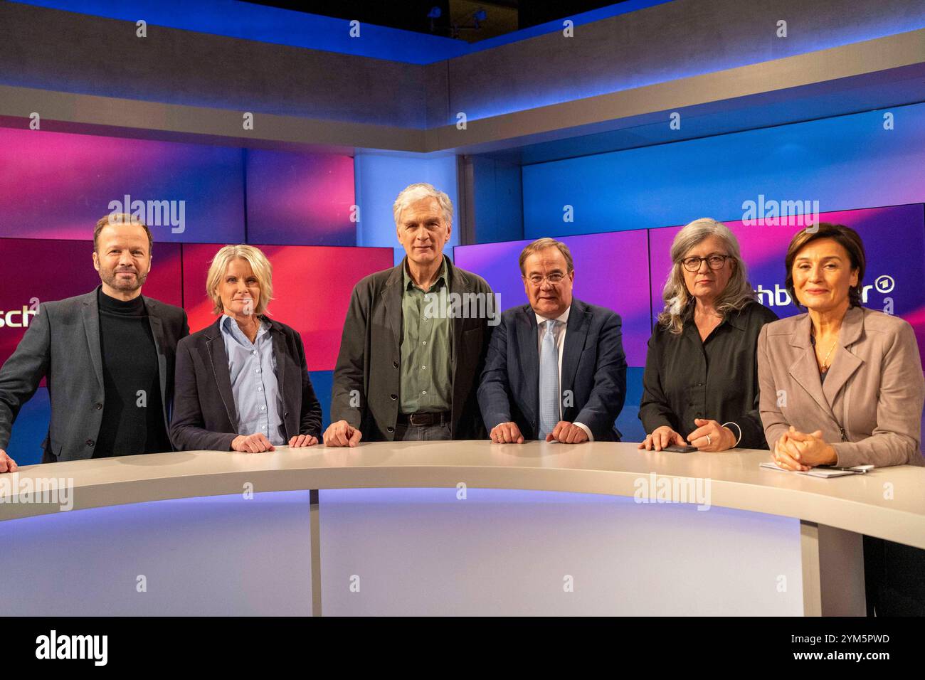 Gruppenbild aller Teilnehmer Georg Restle ARD, Susanne Gaschke NZZ, Walter Sittler Schauspieler, Armin Laschet, CDU ehem. Parteivorsitzender, Christina Clemm Rechtsanwältin und Sandra Maischberger Moderatorin in der ARD-Talkshow maischberger im WDR Studio Köln von Li. 20.11.2024, TV Sendung, Politiktalk, GER, Köln, WDR Studios Köln *** photo de groupe de tous les participants Georg Restle ARD , Susanne Gaschke NZZ , Walter Sittler acteur , Armin Laschet, ancien président du parti CDU , Christina Clemm avocate et Sandra Maischberger présentatrice dans le talk-show ARD maischberger dans le studio WDR Cologne Banque D'Images