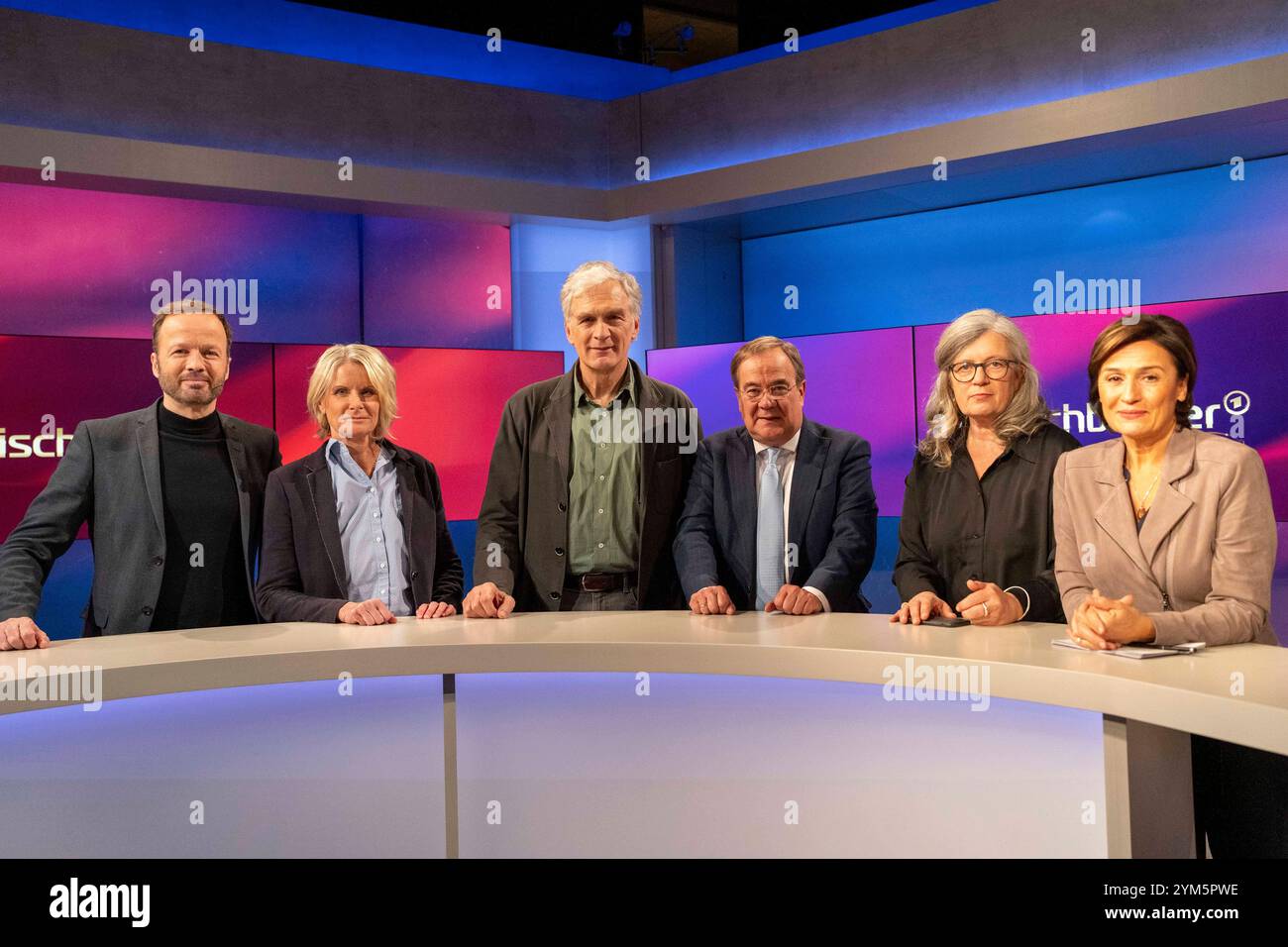 Gruppenbild aller Teilnehmer Georg Restle ARD, Susanne Gaschke NZZ, Walter Sittler Schauspieler, Armin Laschet, CDU ehem. Parteivorsitzender, Christina Clemm Rechtsanwältin und Sandra Maischberger Moderatorin in der ARD-Talkshow maischberger im WDR Studio Köln von Li. 20.11.2024, TV Sendung, Politiktalk, GER, Köln, WDR Studios Köln *** photo de groupe de tous les participants Georg Restle ARD , Susanne Gaschke NZZ , Walter Sittler acteur , Armin Laschet, ancien président du parti CDU , Christina Clemm avocate et Sandra Maischberger présentatrice dans le talk-show ARD maischberger dans le studio WDR Cologne Banque D'Images