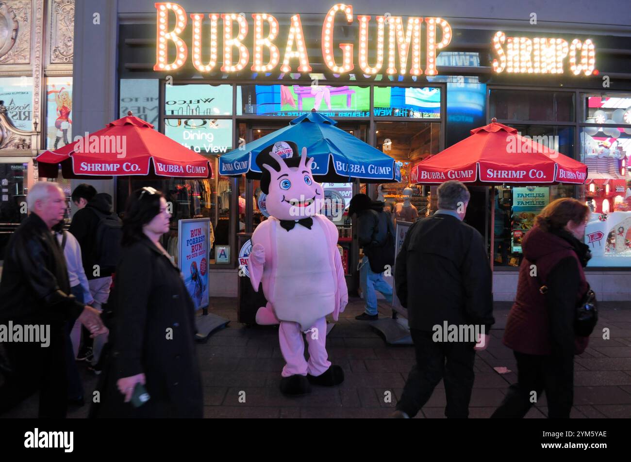 New York, États-Unis. 19 novembre 2024. Une personne habillée en mascotte de Bubba Gump Shrimp Co. est vue devant le restaurant et le marché Bubba Gump Shrimp Co. à Times Square, Manhattan, New York. (Crédit image : © Jimin Kim/SOPA images via ZUMA Press Wire) USAGE ÉDITORIAL SEULEMENT! Non destiné à UN USAGE commercial ! Banque D'Images