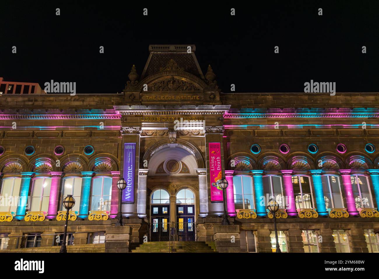 Leeds, Royaume-Uni. 20 NOV. 2024. Le musée de la ville de Leeds en tant que bâtiments appartenant à la ville ont été illuminés aux couleurs du drapeau TRANS le jour du souvenir transgenre. Crédit Milo Chandler/Alamy Live News Banque D'Images