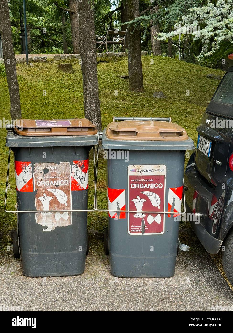 Trieste, Italie - 27 juin 2024 : Parc du souvenir, deux poubelles pour déchets organiques Banque D'Images