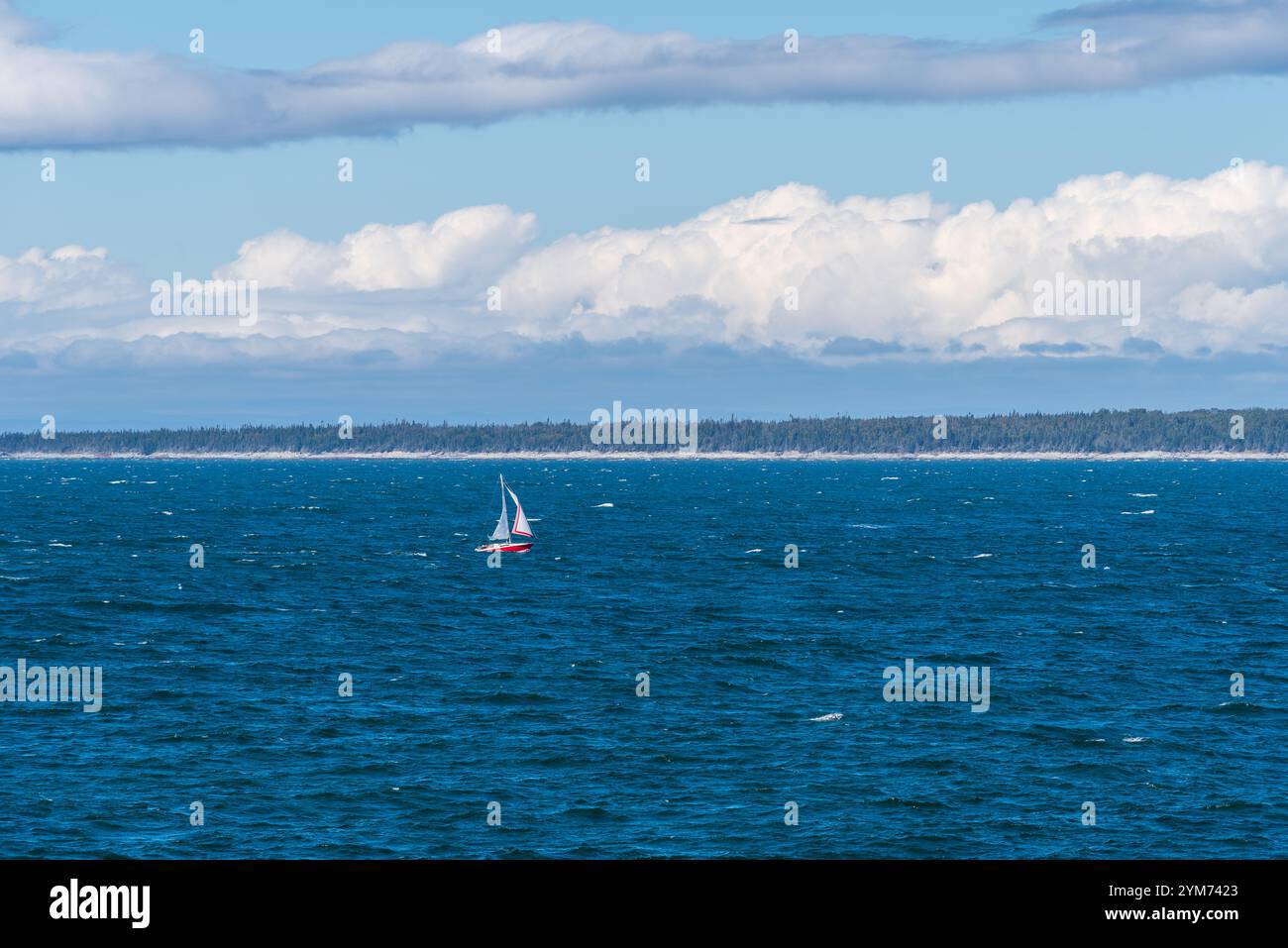 Devant le parc national du Bic, un voilier sur le fleuve Saint-Laurent avec l’île du Bic en arrière-plan (Québec, Canada) Banque D'Images