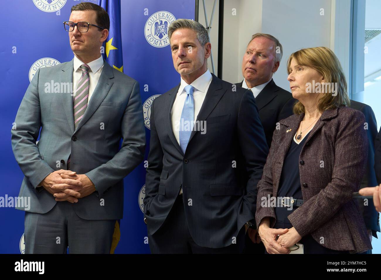 Bucarest, Roumanie. 20 novembre 2024 : Raymond Piselli (C), vice-président, Affaires internationales chez Lockheed Martin, et Kathleen Kavalec (R), ambassadrice des Etats-Unis en Roumanie, assistent à la cérémonie de signature de la lettre d'intention entre Lockheed Martin et la société roumaine Sinteza S.A. pour l'utilisation de la technologie GridStar Flow dans la production d'électrolyte négatif pour les batteries de stockage à long terme. Grâce à cette collaboration, Sinteza S.A. construira une usine de 50 millions d’euros à Oradea, qui produira 30 000 tonnes d’électrolyte négatif par an. Crédit : Lucian Alecu/Alamy Live News Banque D'Images