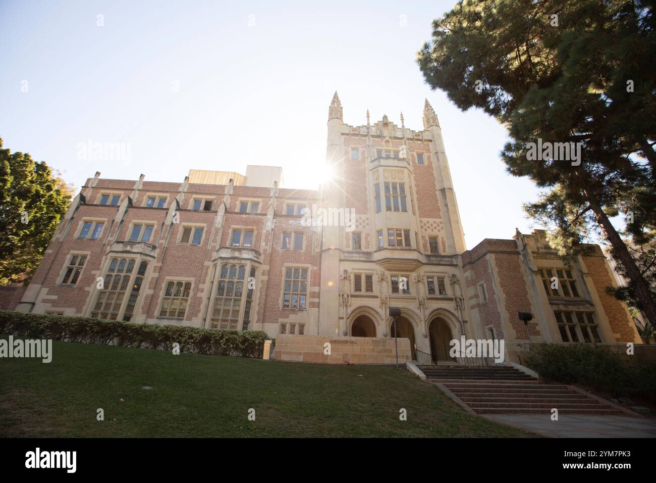 Westwood, Los Angeles, Californie, États-Unis - 16 novembre 2024 : la lumière du matin brille sur le campus principal de l'UCLA. Banque D'Images