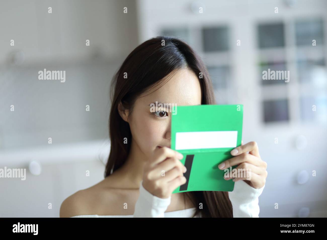 Jeune femme regardant le livre de banque Banque D'Images