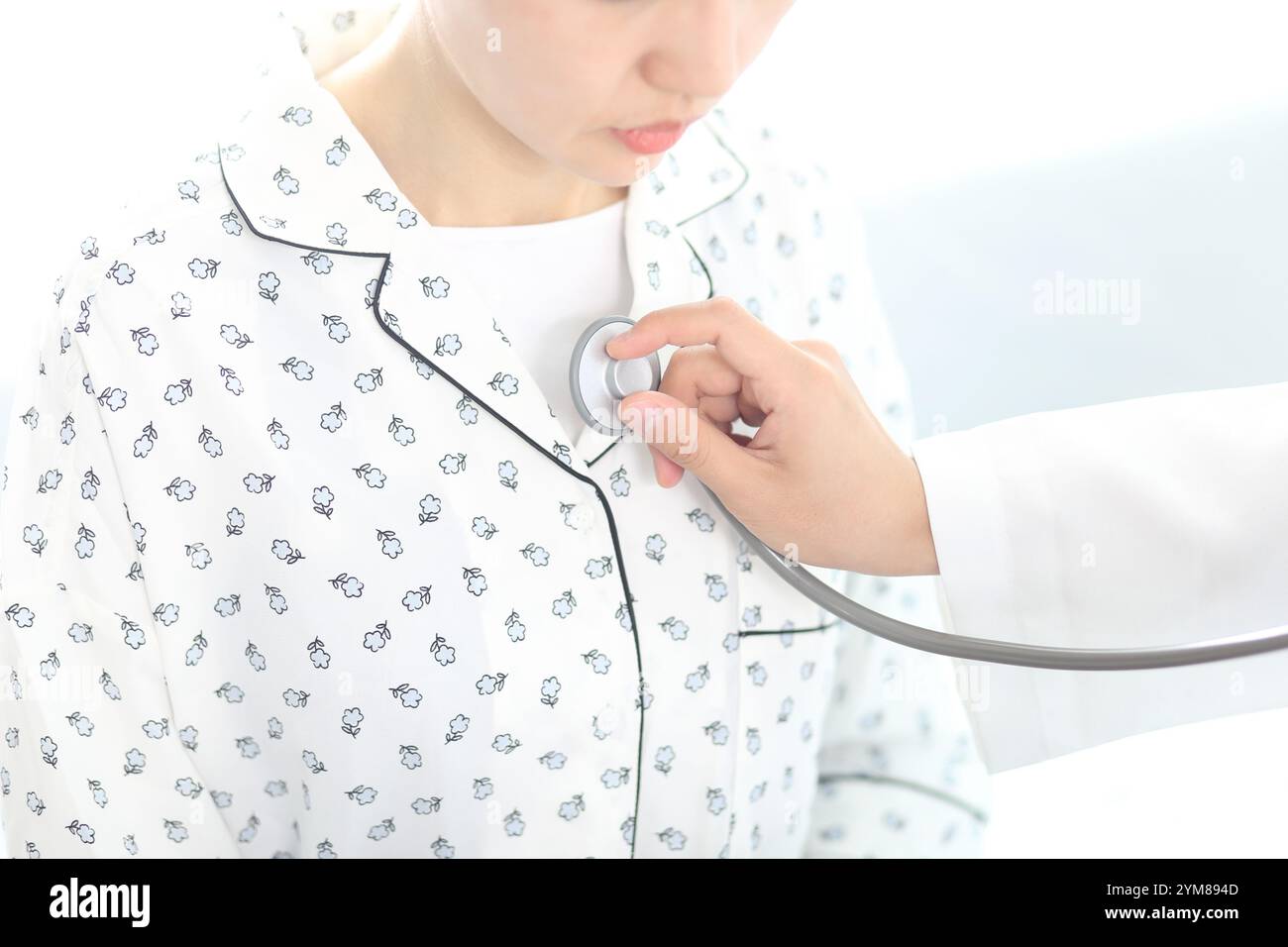 Médecin traitant un patient Banque D'Images