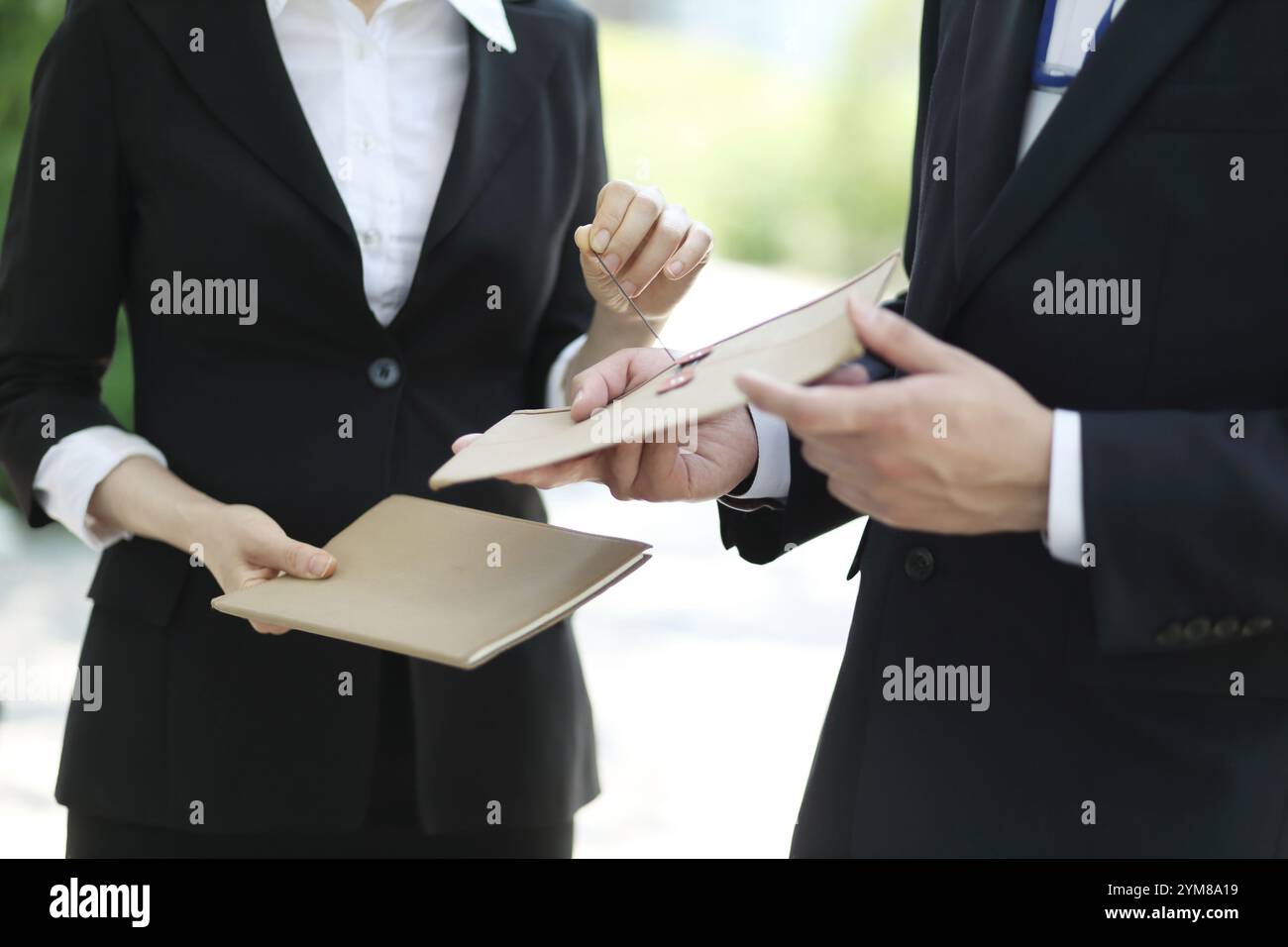 Femme d'affaires ouvrant des documents Banque D'Images