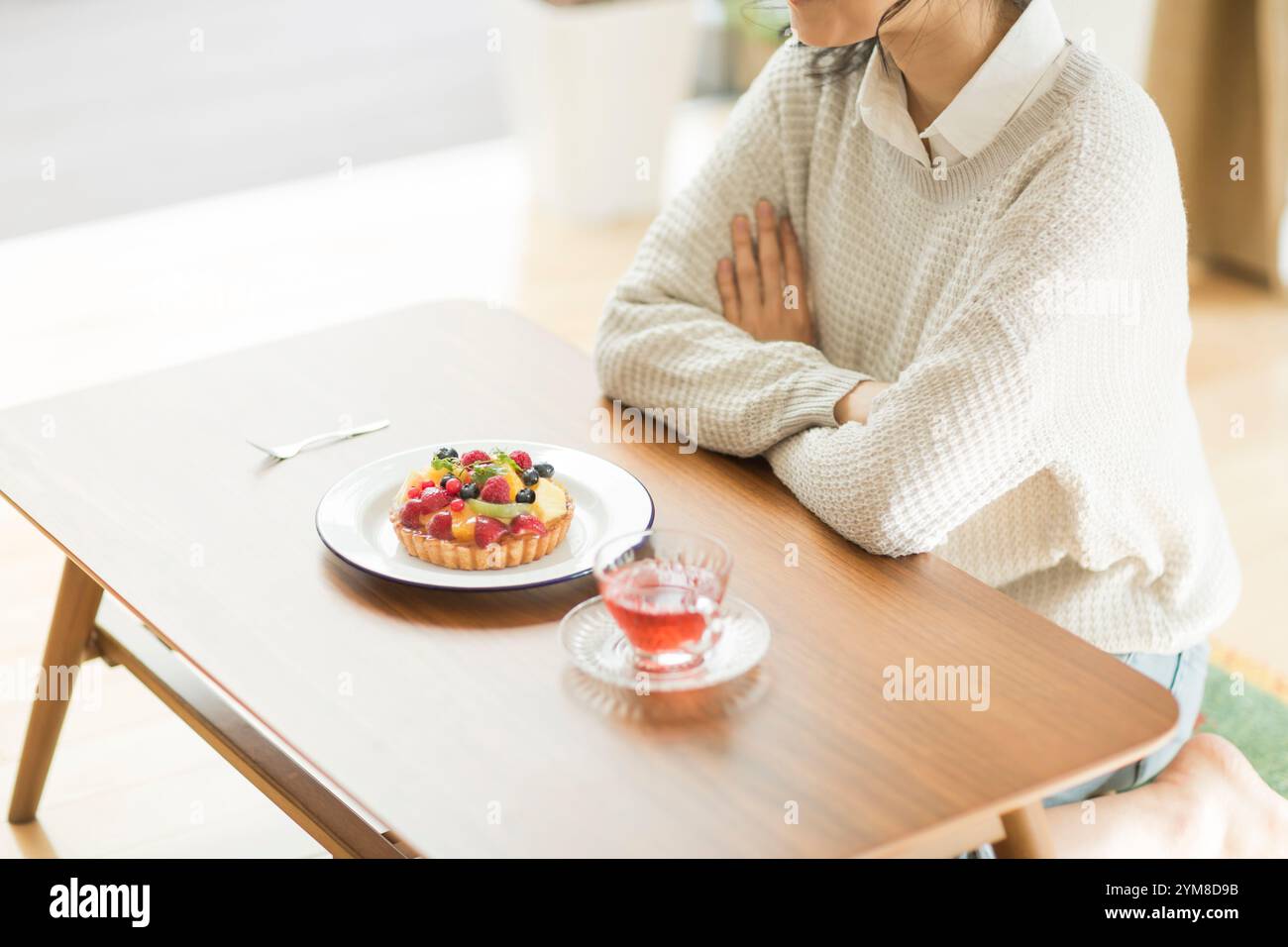 Gâteau et femme sur table Banque D'Images