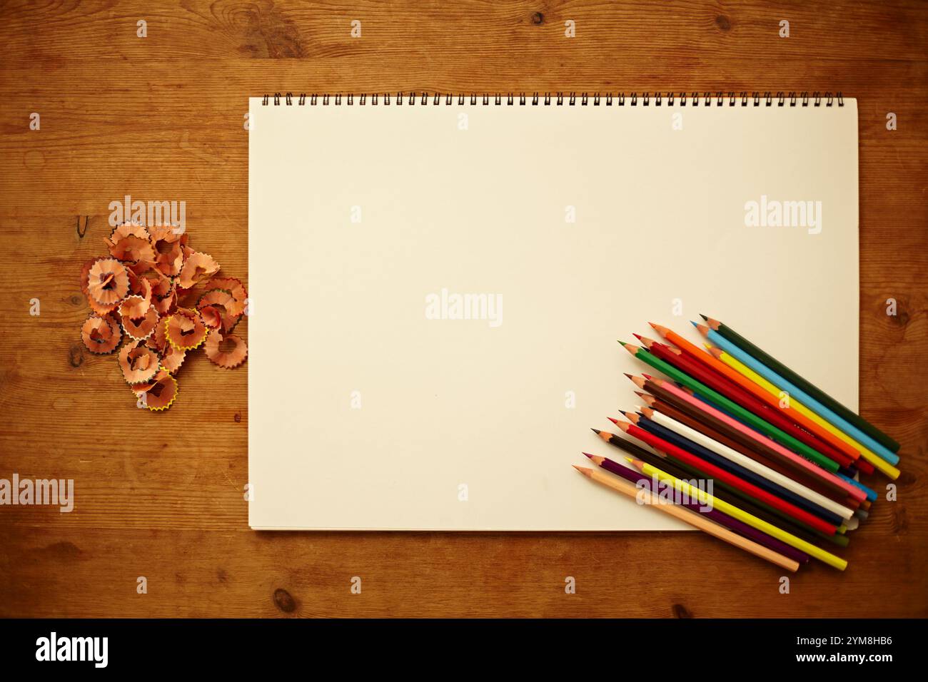 Carnet de croquis et crayons de couleur Banque D'Images