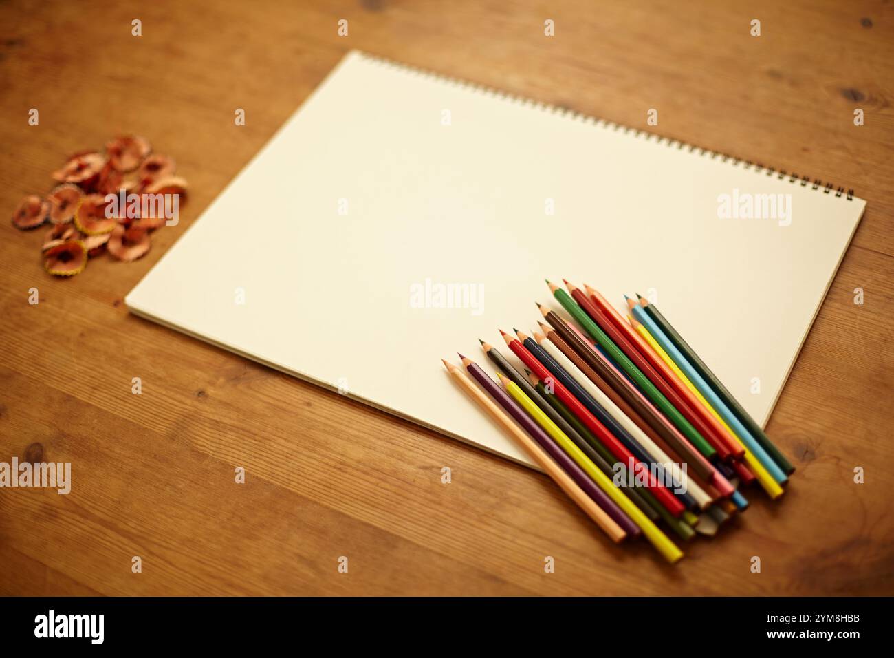 Carnet de croquis et crayons de couleur Banque D'Images