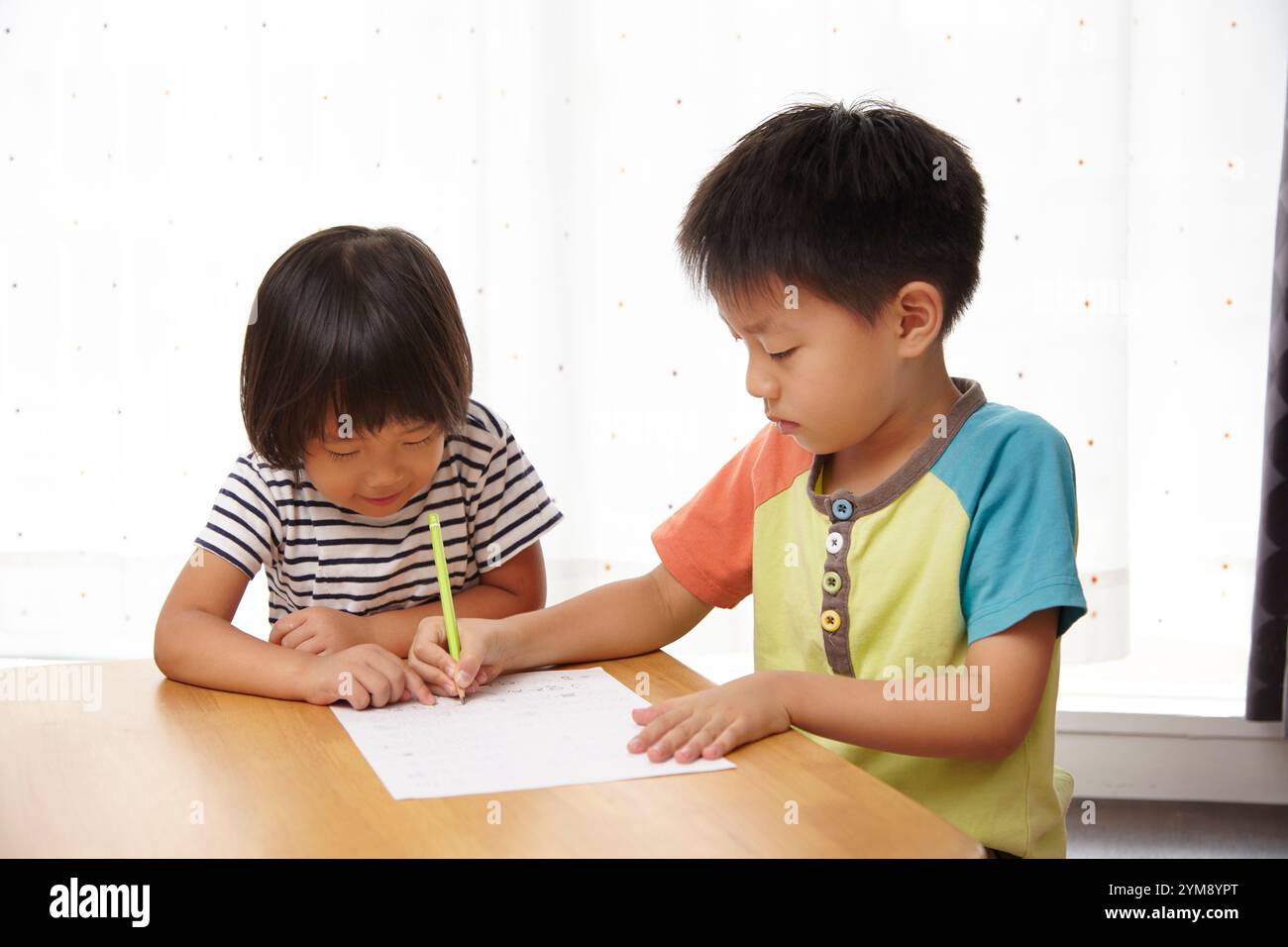 Des enfants aux études Banque D'Images