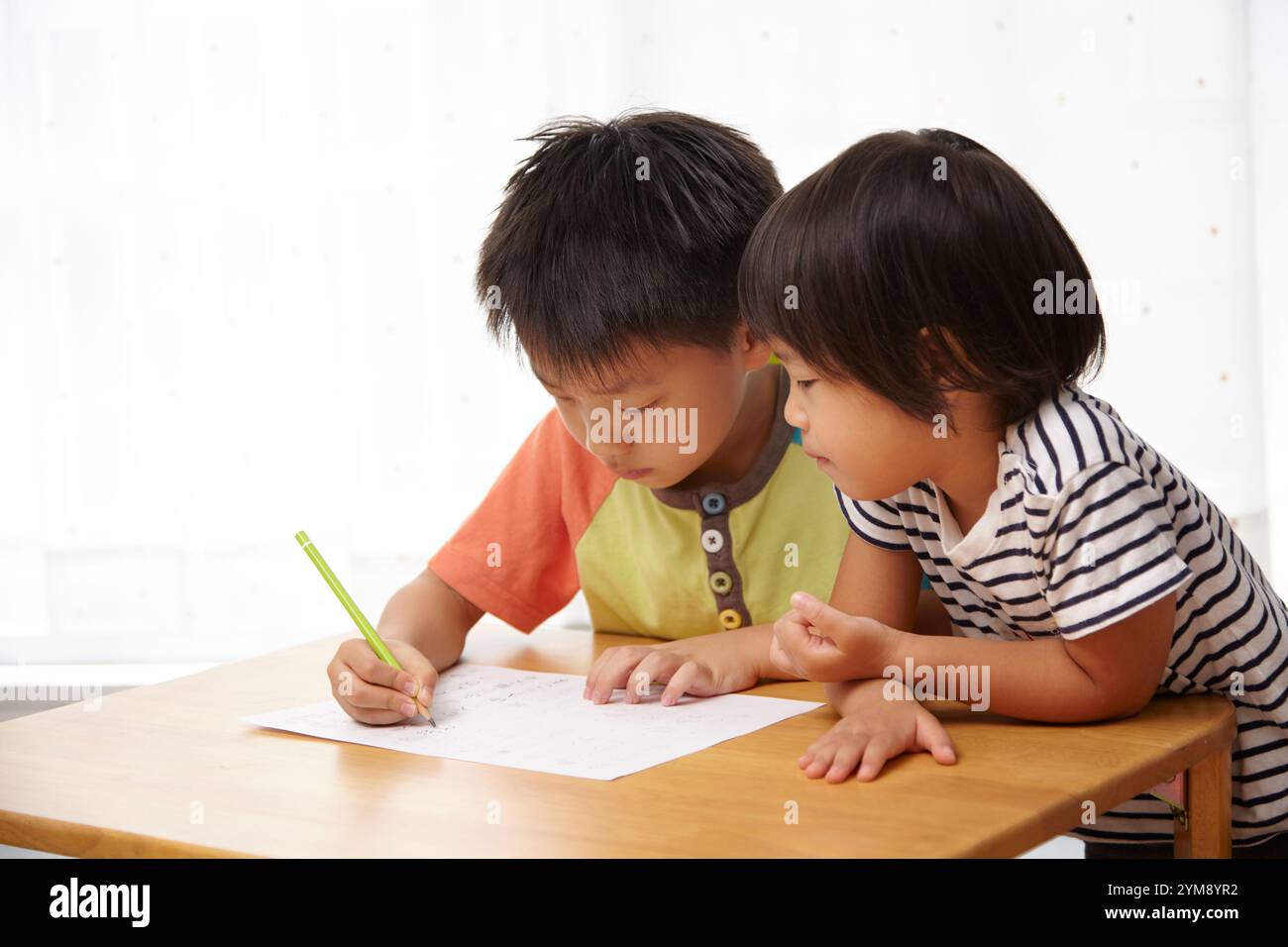 Des enfants aux études Banque D'Images