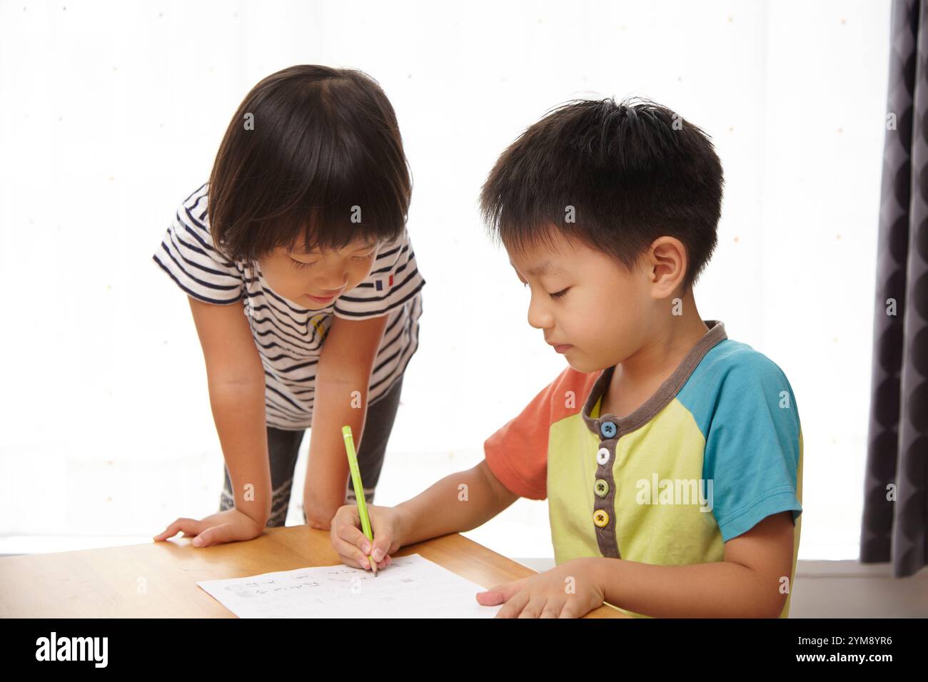 Des enfants aux études Banque D'Images