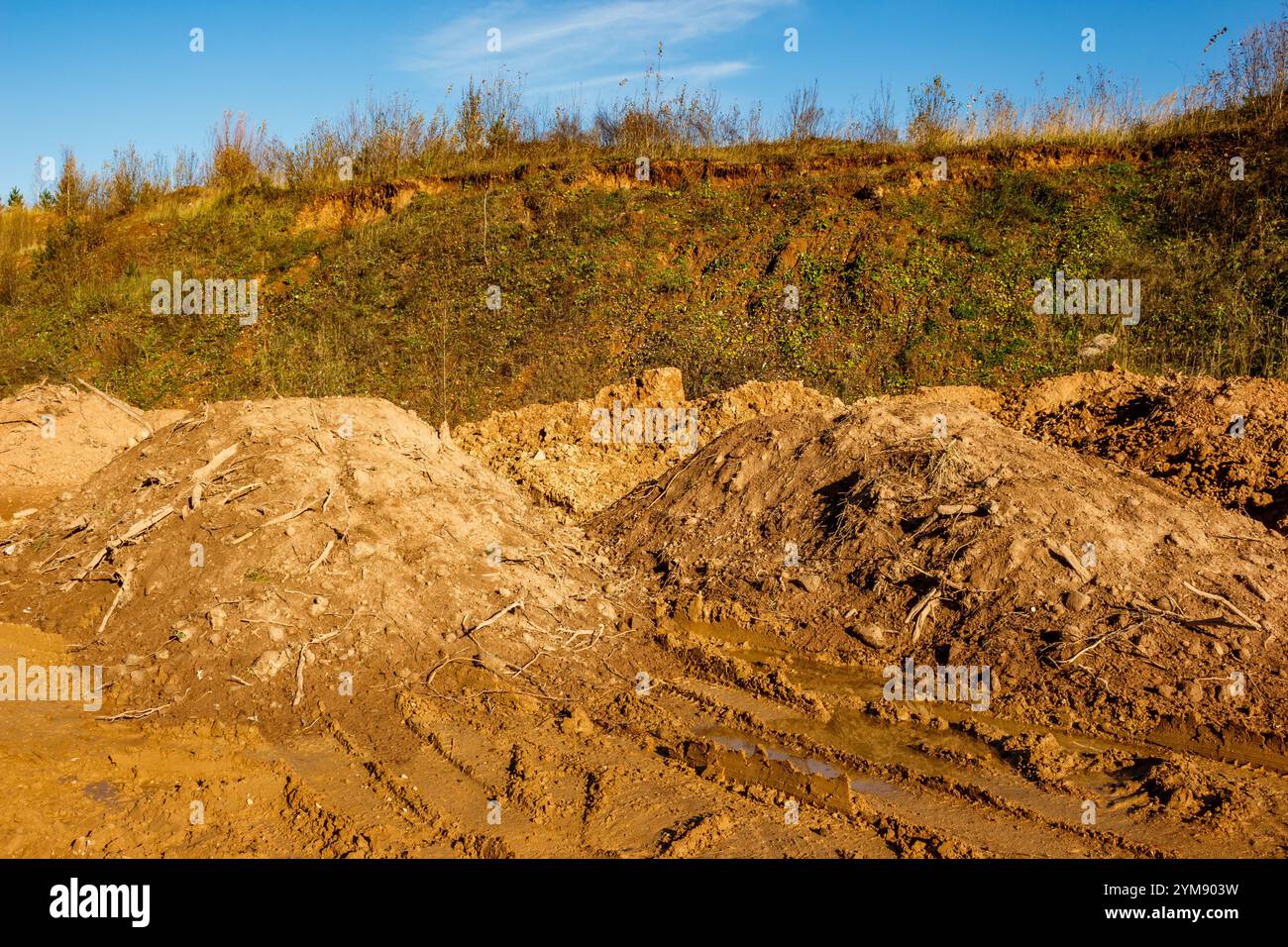 Décharges de terre dans une ancienne carrière de sable, enlèvement de stériles Banque D'Images