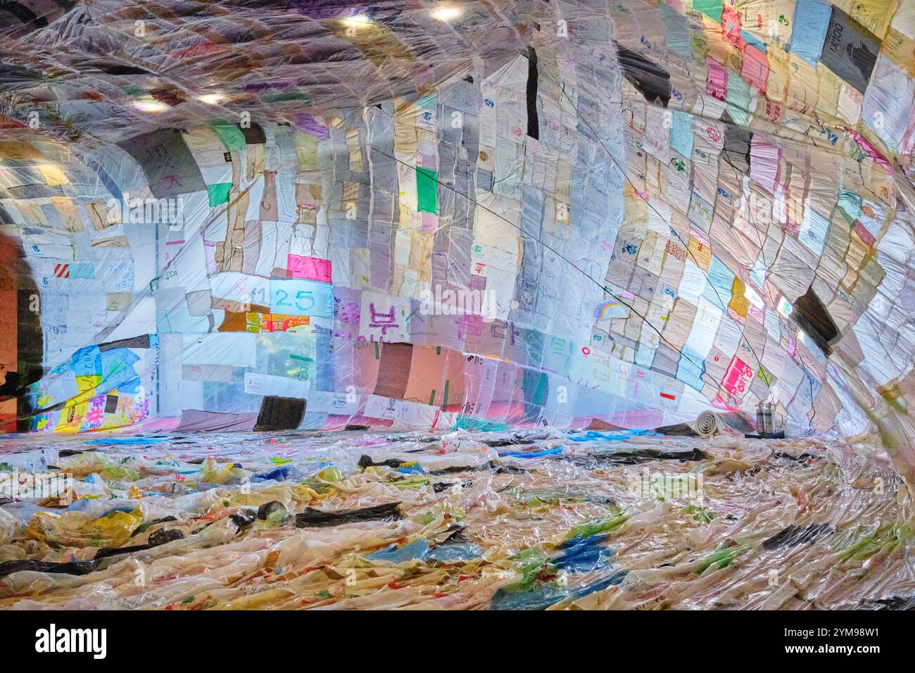 Aerocene Séoul au Leeum Museum of Art invite les visiteurs dans un monde flottant d'art, de communauté et d'action climatique Banque D'Images