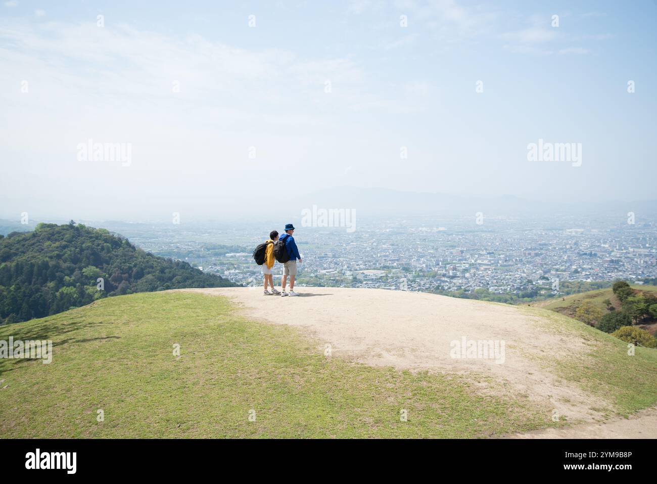 Homme et femme debout sur la montagne Banque D'Images