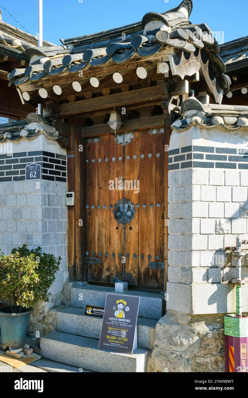 Oct 2024, Bukchon Hanok Village à Séoul. Hanok est des maisons traditionnelles coréennes. Banque D'Images