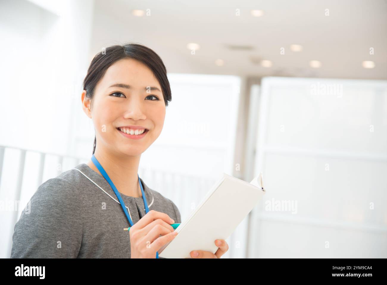 Femme tenant un carnet d'horaires Banque D'Images