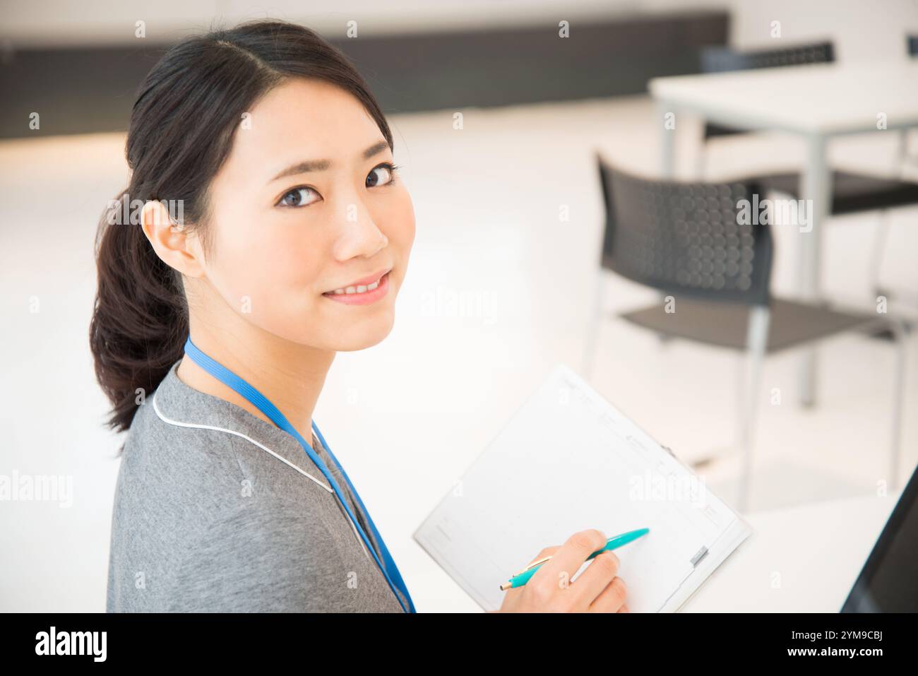 Femme tenant un carnet d'horaires Banque D'Images