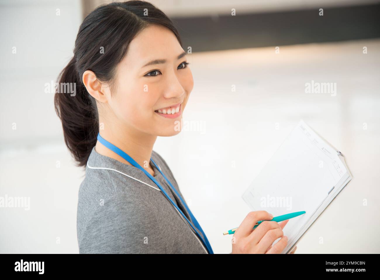 Femme tenant un carnet d'horaires Banque D'Images
