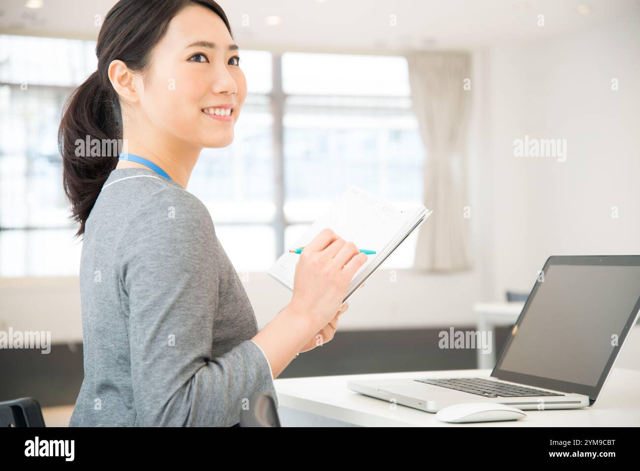 Femme tenant un carnet d'horaires Banque D'Images