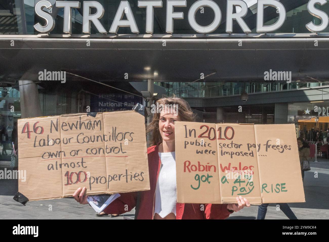 Londres, Royaume-Uni. 20 mai 2017. Les militants pour le logement Focus E15 ont lancé leur dernier document, 'The Newham Nag', basé sur la fiche d'information du conseil de Newham, distribué devant la gare de Newham. Un ccmpaigner tient des affiches devant la gare. La documentation et les discours ont condamné Newham pour être le deuxième emprunteur de Lobos du pays, des prêts à long terme risqués et coûteux qui ont permis à 80% des revenus des contribuables du conseil de Newham de se rendre directement aux banques sous forme de paiements d'intérêts. Il souligne également que Newham a 12 246 sans-abri - un sur 27 des résidents et le plus de tous Banque D'Images