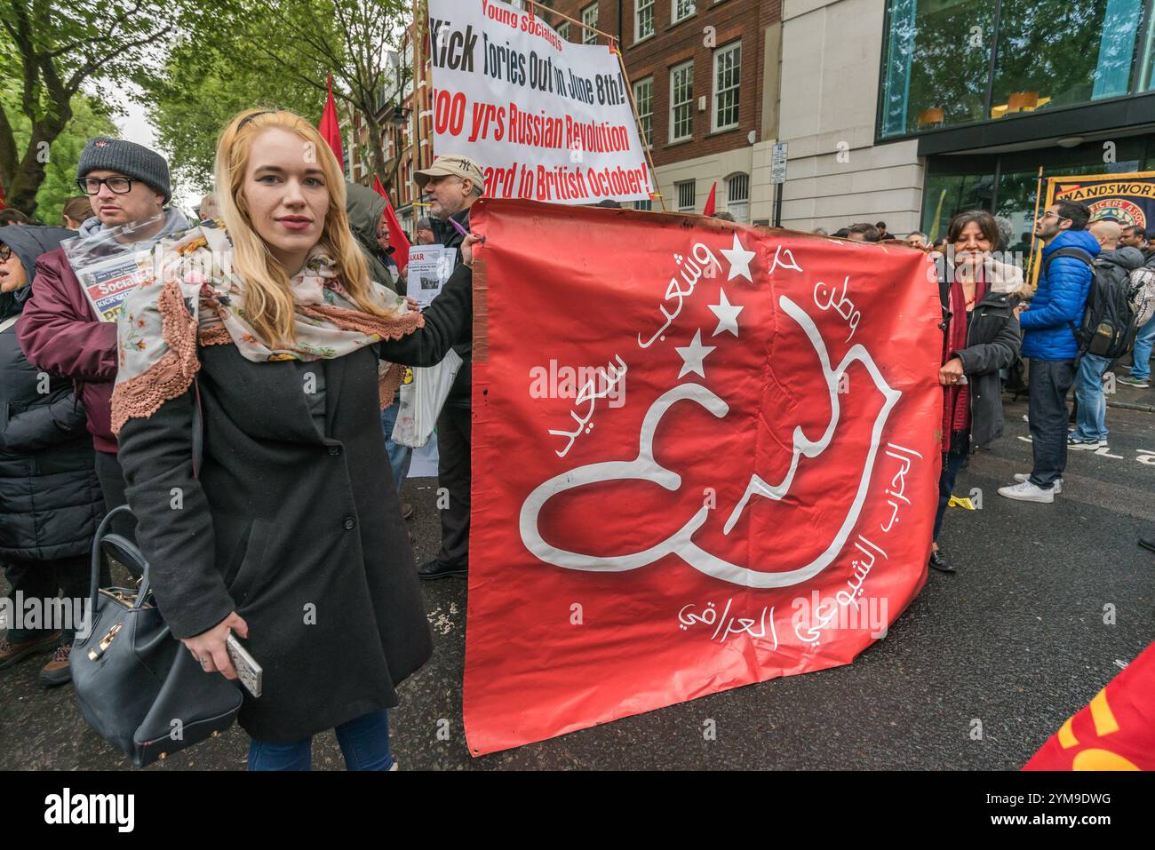 Londres, Royaume-Uni. 1er mai 2017. Une femme tient une bannière du Parti communiste irakien alors que les socialistes célébrant la Journée internationale des travailleurs, y compris de nombreuses communautés internationales et migrantes de Londres, se rassemblent à Clerkenwell Green avant de marcher à travers Londres pour un rassemblement à Trafalgar Square. Banque D'Images