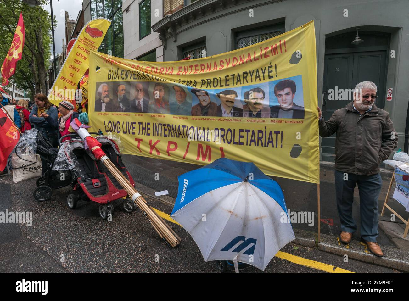 Londres, Royaume-Uni. 1er mai 2017. Une bannière du Parti communiste turc TKP/ML présente des portraits de Marx, Engels, Lénine, Staline Mao Zedung et des dirigeants communistes turcs alors que les socialistes célébrant la Journée internationale des travailleurs, y compris de nombreuses communautés internationales et migrantes de Londres, se rassemblent à Clerkenwell Green avant de marcher à travers Londres pour un rassemblement à Trafalgar Square. Ils célèbrent les nombreuses réalisations de la lutte des travailleurs au fil des ans et montrent leur détermination à lutter contre les tentatives de réduire les droits des travailleurs et à poursuivre la lutte pour l’égalité et la justice. Banque D'Images