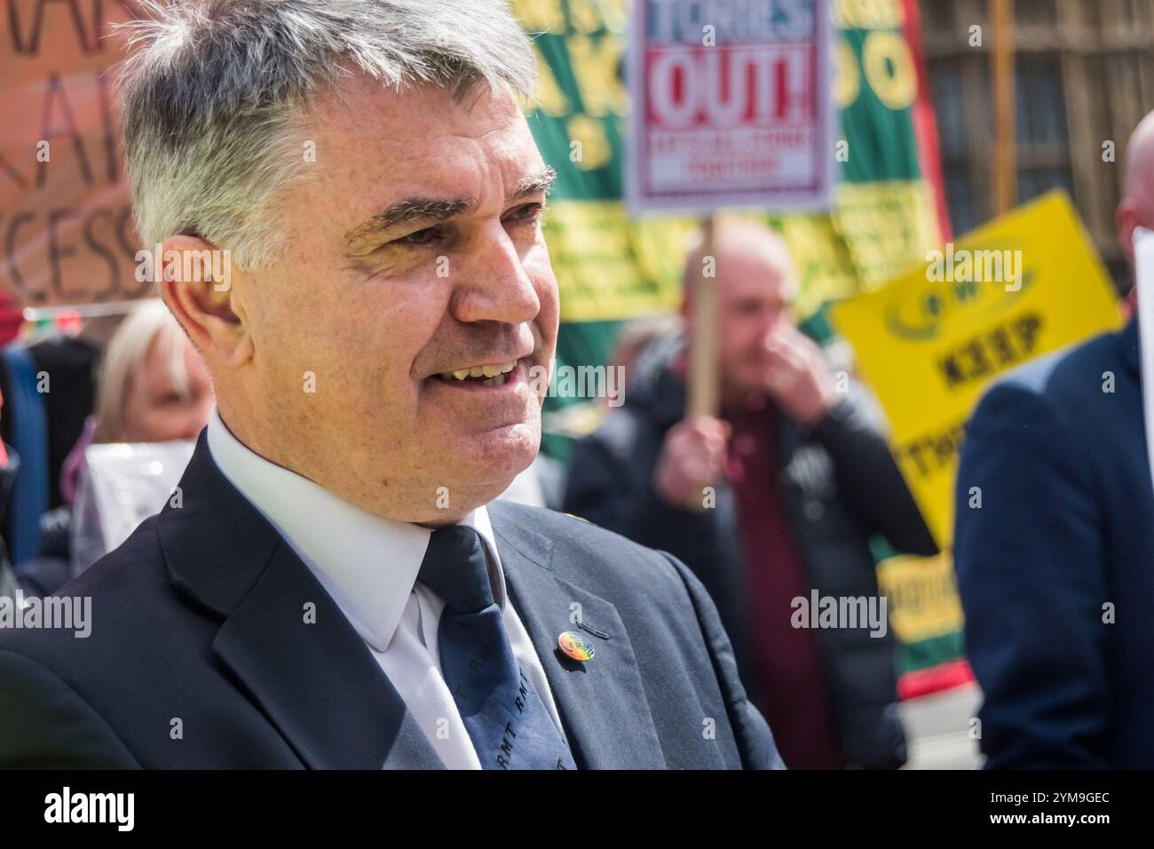 Londres, Royaume-Uni. 26 avril 2017. Le secrétaire général Mick Cash lors de la manifestation nationale de la RMT devant le Parlement pour marquer un an depuis le début de leur différend avec Southern Rail sur l'introduction de l'opération de chauffeur seulement. La manifestation a été soutenue par les usagers des trains handicapés de la DPAC qui considèrent la présence de gardes en charge des portes comme essentielle pour la sécurité des passagers handicapés. La sécurité des passagers est clairement menacée dans les trains longs de 8, 10 ou 12 wagons sur de nombreuses lignes méridionales, à moins qu'un membre du personnel ne se trouve sur le quai pour superviser les passagers qui descendent et montent dans les trains. Banque D'Images