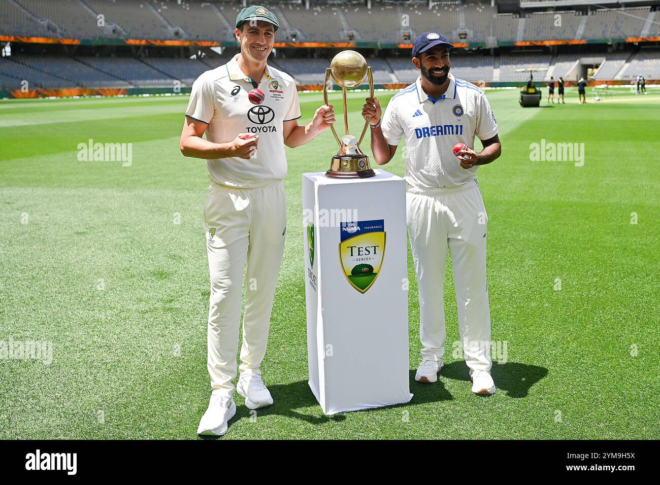 Pat Cummins Captain of Australia (G) et Jasprit Bumrah Captain of India (d) posent avec le Border-Gavaskar Trophy au stade Optus de Perth le 21 novembre 2024, avant le premier test de cricket entre l'Australie et l'Inde. (Photo de Izhar Khan) IMAGE RÉSERVÉE À UN USAGE ÉDITORIAL - STRICTEMENT PAS D'USAGE COMMERCIAL Banque D'Images