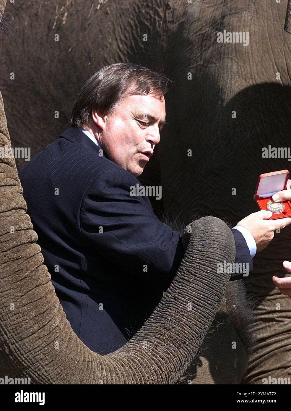 Photo de dossier datée du 12/07/99 du vice-premier ministre John Prescott parlant aux animaux du zoo de Chester, Cheshire où il a reçu un prix environnemental. L'ancien vice-premier ministre John Prescott est décédé à l'âge de 86 ans à la suite d'une bataille contre la maladie d'Alzheimer, a annoncé sa famille. Date d'émission : jeudi 21 novembre 2024. Banque D'Images