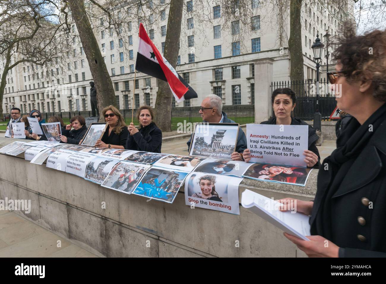 Londres, Royaume-Uni. 1er avril 2017. Les Irakiens ont protesté face à Downing St contre les civils tués par les forces américaines et irakiennes lors de l’assaut sur Mossoul. Dire que des centaines de personnes ont été tuées par des frappes aériennes américaines après avoir été invitées à rester à Mossoul. Certaines personnes ont été empêchées de partir, puis bombardées. La manifestation a été organisée par un groupe de femmes irakiennes, dont l’une m’a dit qu’un parent de neuf ans à Mossoul était décédé plus tôt aujourd’hui. Les femmes ont montré des photos montrant quelques résultats des bombardements américains. Banque D'Images