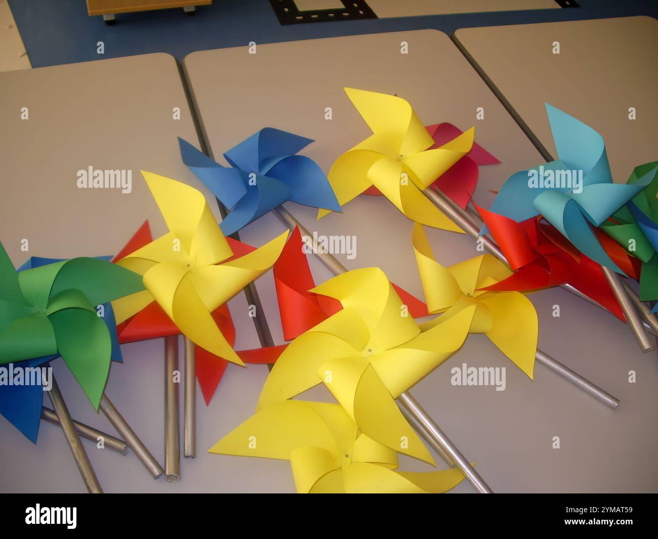 Plusieurs roues à épingles roses en papier. Plusieurs roues à épingles roses en papier, un origami avec lequel les enfants peuvent jouer en les déplaçant. Banque D'Images