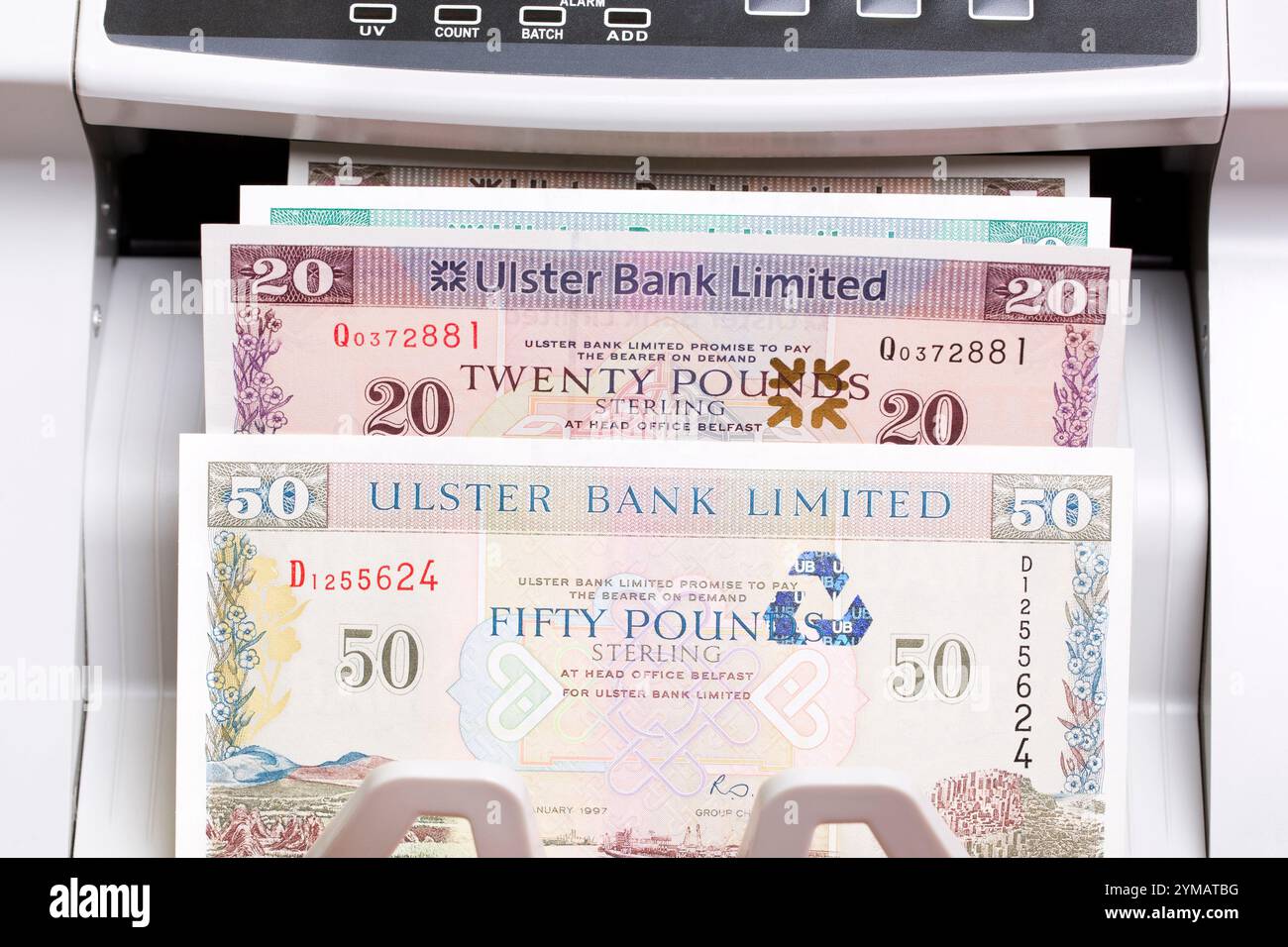 Argent irlandais - livre dans la machine à compter Banque D'Images