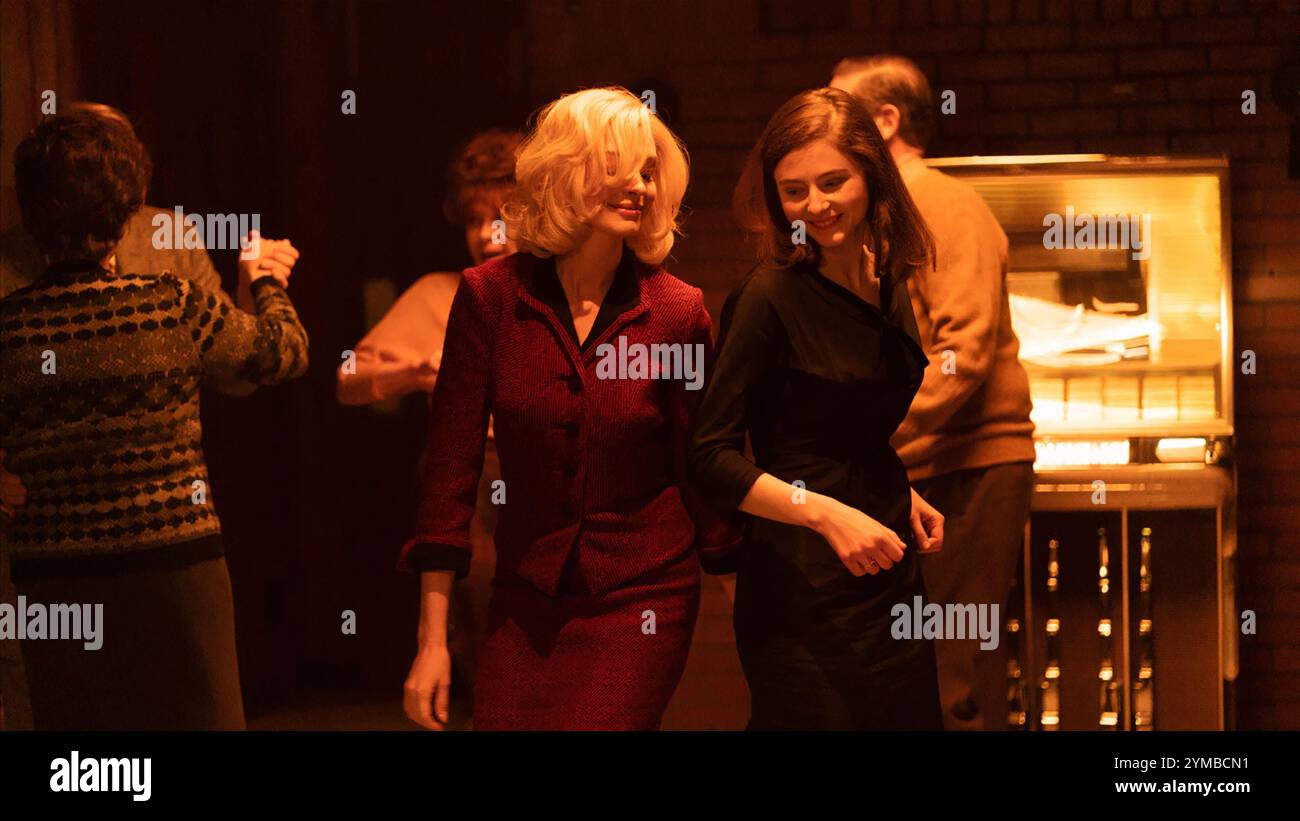 ANNE HATHAWAY et THOMASIN MCKENZIE dans EILEEN (2023), réalisé par WILLIAM OLDROYD. Crédit : Endeavor Content / album Banque D'Images