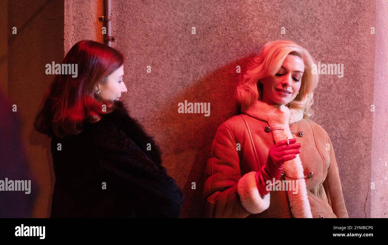 ANNE HATHAWAY et THOMASIN MCKENZIE dans EILEEN (2023), réalisé par WILLIAM OLDROYD. Crédit : Endeavor Content / album Banque D'Images